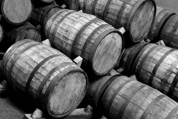 ワイナリーの古いセラーに積み上げワイン樽 — ストック写真