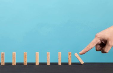 Ahşap bloklama mavi arka plandaki basamak merdiveni iş büyüme konseptinde başarı merdiveni, Domino etkisi.