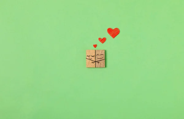 男人和女人恋爱中的木制碎片与绿色背景上可爱的卡通动画交织在一起 — 图库照片