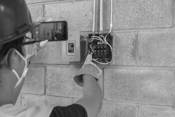 Νεαρός Ηλεκτρολόγος Επισκευάζει Ηλεκτρικό Σύστημα Ενός Σπιτιού Κατά Διάρκεια Πανδημίας — Φωτογραφία Αρχείου