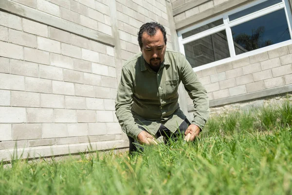 Giardiniere Uomo Tagliare Erba Una Casa Una Giornata Sole Lavorare — Foto Stock