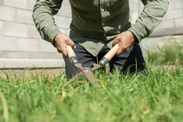 Tuinman Die Het Gras Van Een Huis Maait Een Zonnige — Stockfoto