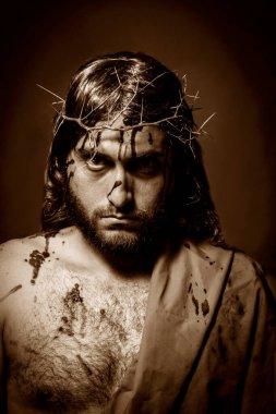 İsa Mesih, tutku sırasında dikenli bir taç ile vurdu ve kanadı.