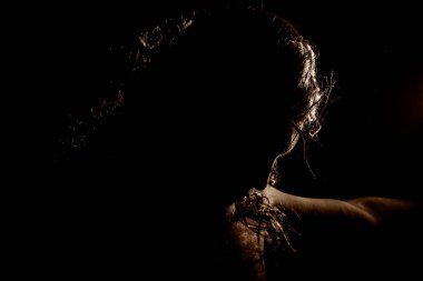 İsa Mesih tutku sırasında dikenli taç ile çarmıha gerildi.