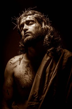 İsa Mesih, tutku sırasında dikenli bir taç ile vurdu ve kanadı.