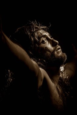 İsa Mesih tutku sırasında dikenli taç ile çarmıha gerildi.