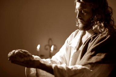 Sahne, İsa 'nın havarileriyle son akşam yemeğinde ekmeği ve şarabı kutsaması. 