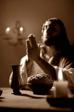 Sahne, İsa 'nın havarileriyle son akşam yemeğinde ekmeği ve şarabı kutsaması. 