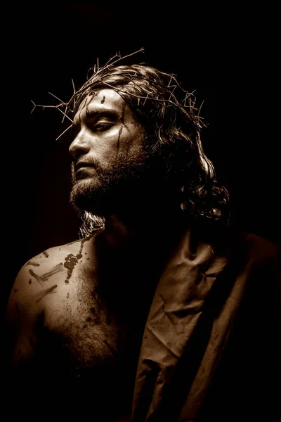 耶稣在激情中被荆棘的冠冕击打流血 — 图库照片