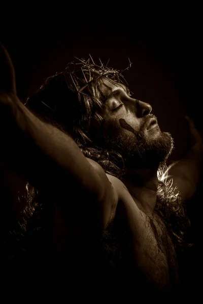 耶稣在激情中被刺的冠冕钉在十字架上 — 图库照片