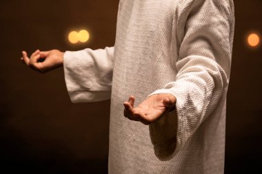 İsa Mesih sıcak ışıklarla aydınlatılmış bir odada dua ediyor..