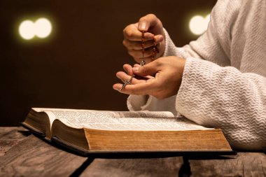 İsa Mesih sıcak ışıklarla aydınlatılmış bir odada dua ediyor..