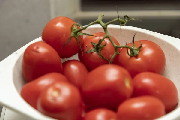 Große Rote Tomaten Auf Plastikschüssel — Stockfoto