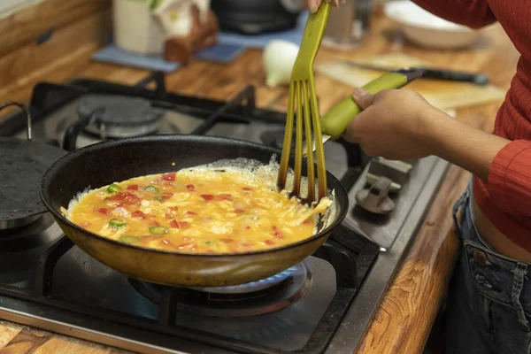 Hemmafru Förbereda Läcker Frukost För Sina Barn — Stockfoto