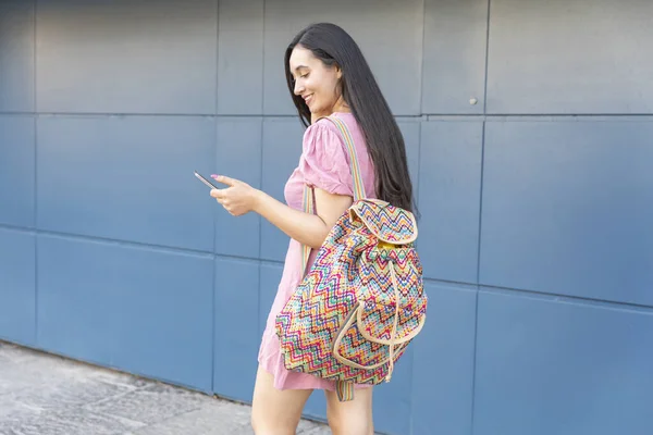 Vacker Ung Kvinna Går Gatan Med Sin Färgglada Handgjorda Ryggsäck — Stockfoto