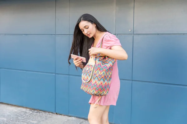 Mulher Bonita Que Anda Rua Com Sua Mochila Artesanal Colorida — Fotografia de Stock