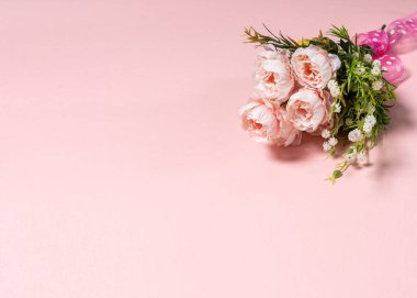 Çeşitli türlerdeki çiçeklerin arka planı esasen yumuşak renkli arka plandaki gül çalılarıdır..