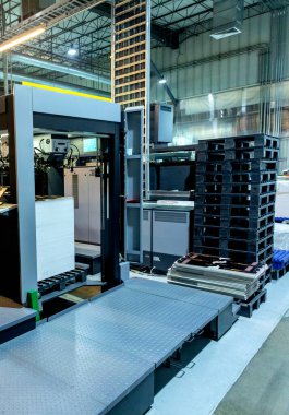 Üretim sırasında bir ofset yazdırma makinesini kapat