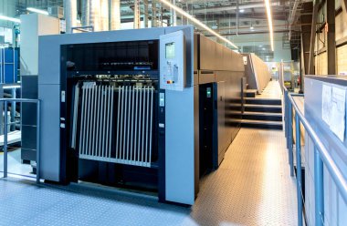 Üretim sırasında ofset baskı makinesini kapat. Kesme makinesini ayarlayan adam