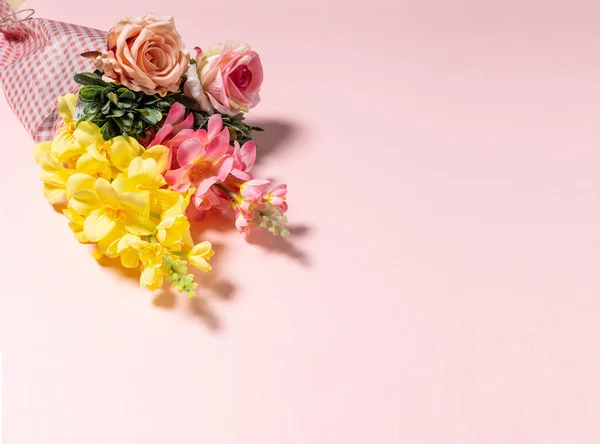 様々な種の花の背景は主に柔らかい色の背景にバラの茂み — ストック写真