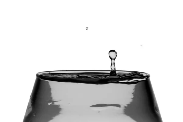 Droppe Fruset Vatten Faller Och Gör Realistisk Och Naturlig Stänk — Stockfoto