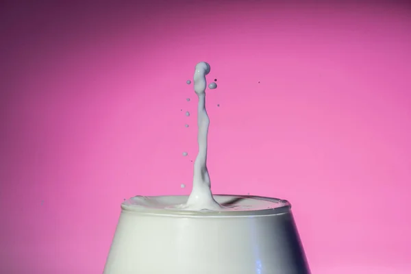 Druppel Ingevroren Melk Die Valt Een Realistische Natuurlijke Plons Maakt — Stockfoto