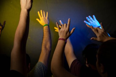 Genç mutlu insanlar kulüpte dans ediyor. Gece hayatı ve disko konsepti.