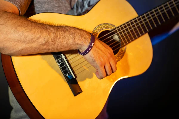 スタジオでギターのための曲を作曲するインスピレーションを受けた男 — ストック写真