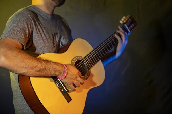 Homem Inspirado Compondo Uma Música Para Guitarra Estúdio — Fotografia de Stock