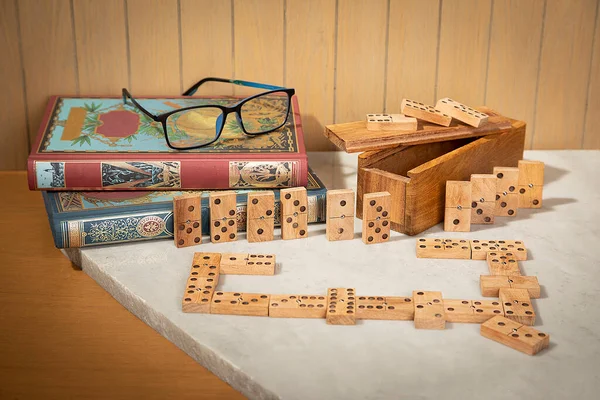 Spelen Houten Dominostenen Marmeren Steen Met Boeken Glazen Achtergrond — Stockfoto