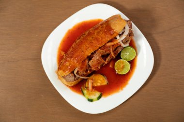 Soslu boğulmuş domuz pastası. Guadalajara 'nın tipik Meksika yemekleri. Soslar ve sebzelerle dolu köy sofrası..