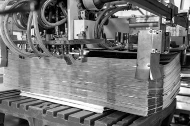 Üretim sırasında ofset baskı makinesini kapat. Siyah ve beyaz.