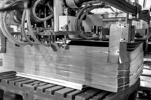 生産中にオフセット印刷機を閉じます 黒と白 — ストック写真