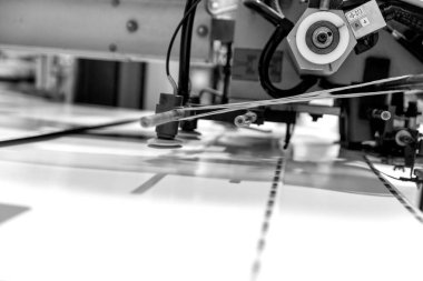 Üretim sırasında ofset baskı makinesini kapat. Siyah ve beyaz.