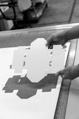 Üretim sırasında ofset baskı makinesini kapat. Siyah ve beyaz.