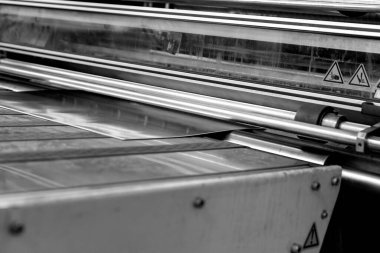 Üretim sırasında ofset baskı makinesini kapat. Siyah ve beyaz.