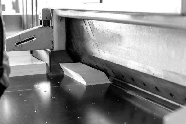 Üretim Sırasında Ofset Baskı Makinesini Kapat Siyah Beyaz — Stok fotoğraf