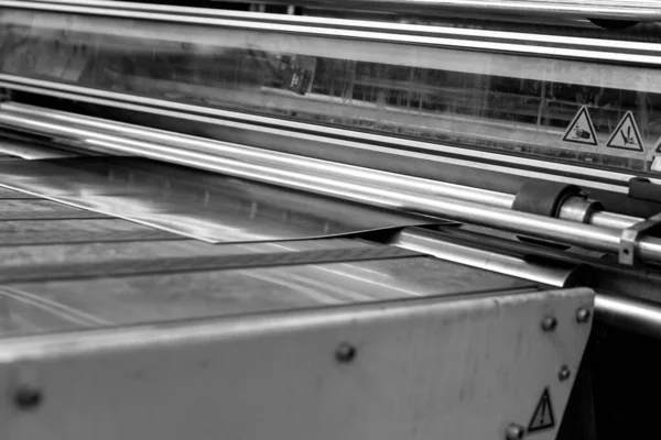 Primer Plano Una Máquina Impresión Offset Durante Producción Blanco Negro — Foto de Stock