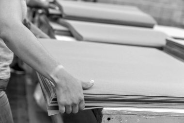 Üretim sırasında ofset baskı makinesini kapat. Siyah ve beyaz.