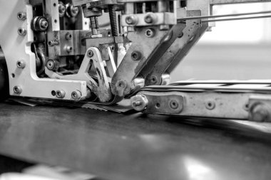 Üretim sırasında ofset baskı makinesini kapat. Siyah ve beyaz.