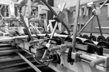 Üretim sırasında ofset baskı makinesini kapat. Siyah ve beyaz.