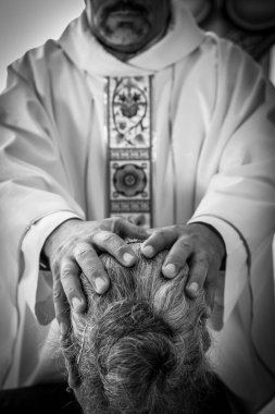 Katolik rahiplerin elleri günah çıkarmadan sonra kutsadı. Katolik Hıristiyan dininin kilisedeki ayinleri.