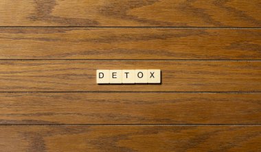 Arkaplan konsepti DETOX tahta masadaki bloklara yazıldı