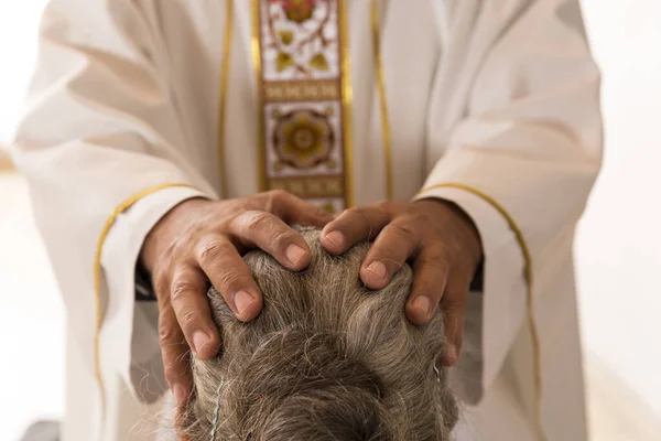 Manos Sacerdote Católico Dando Bendición Después Confesión Sacramentos Religión Cristiana — Foto de Stock