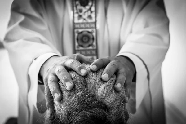 Sacerdote Católico Mãos Dando Bênção Após Confissão Sacramentos Religião Cristã — Fotografia de Stock