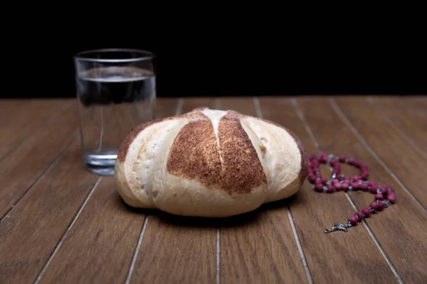 Pane Acqua Bibbia Rosario Simboli Digiuno Della Religione Cristiana — Foto Stock