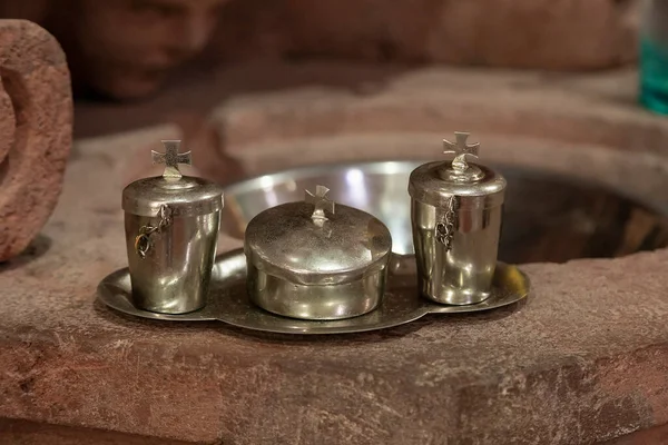 Recipiente Óleo Sabrado Para Batismo Confirmação Lado Fonte Batismal Sacramentos — Fotografia de Stock