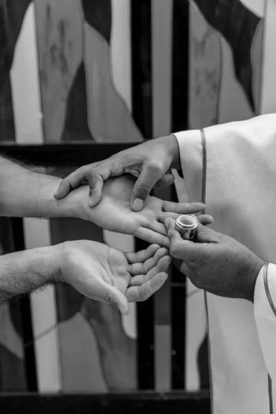 Hastaların Kutsanması Için Yağ Süren Katolik Bir Rahibin Elleri Katolik — Stok fotoğraf