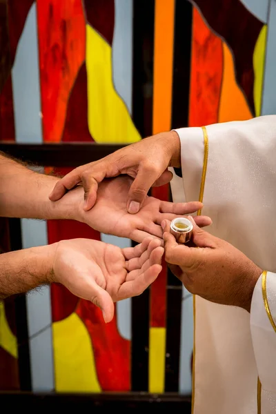 Mãos Padre Católico Aplicando Óleo Para Unção Dos Enfermos Sacramentos — Fotografia de Stock
