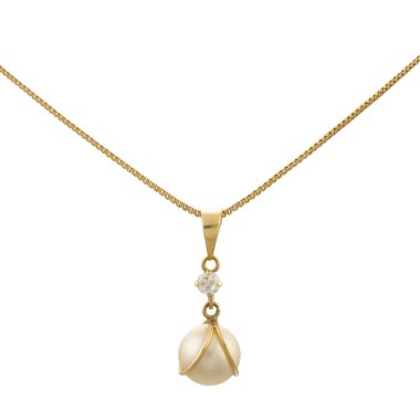 Beyaz arka planda ince inci kolyeli altın zincir..